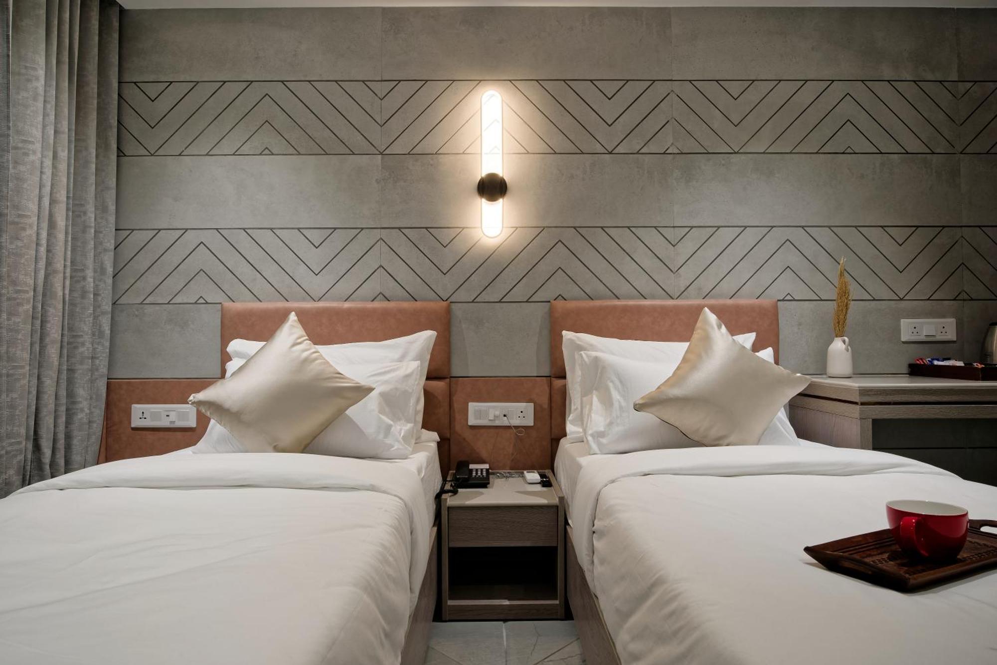 Hotel Golden Plaza Ahmadabad Zewnętrze zdjęcie