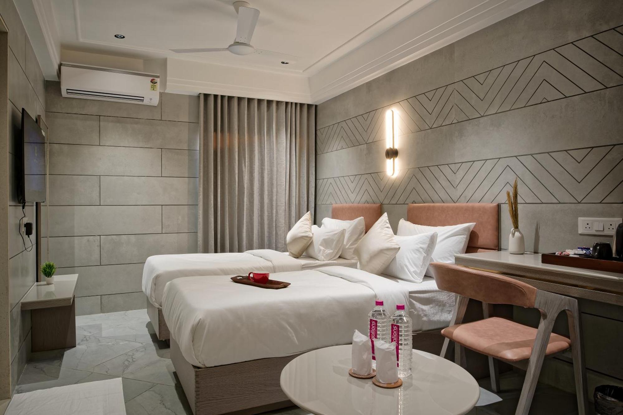 Hotel Golden Plaza Ahmadabad Zewnętrze zdjęcie