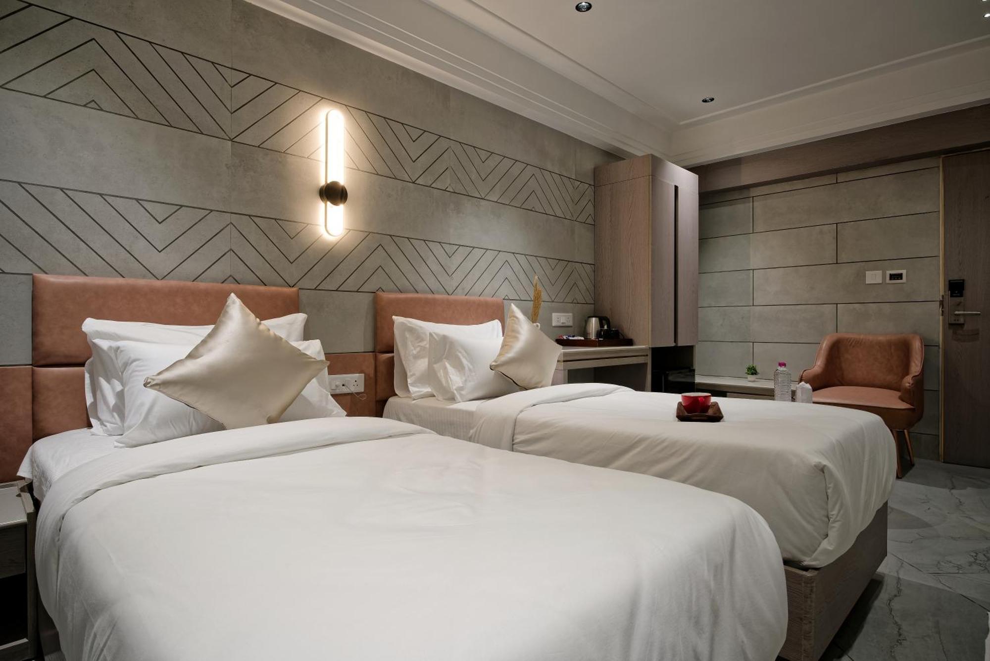 Hotel Golden Plaza Ahmadabad Zewnętrze zdjęcie