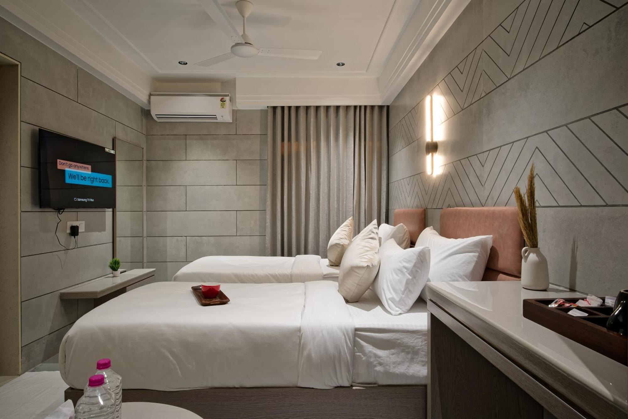 Hotel Golden Plaza Ahmadabad Zewnętrze zdjęcie