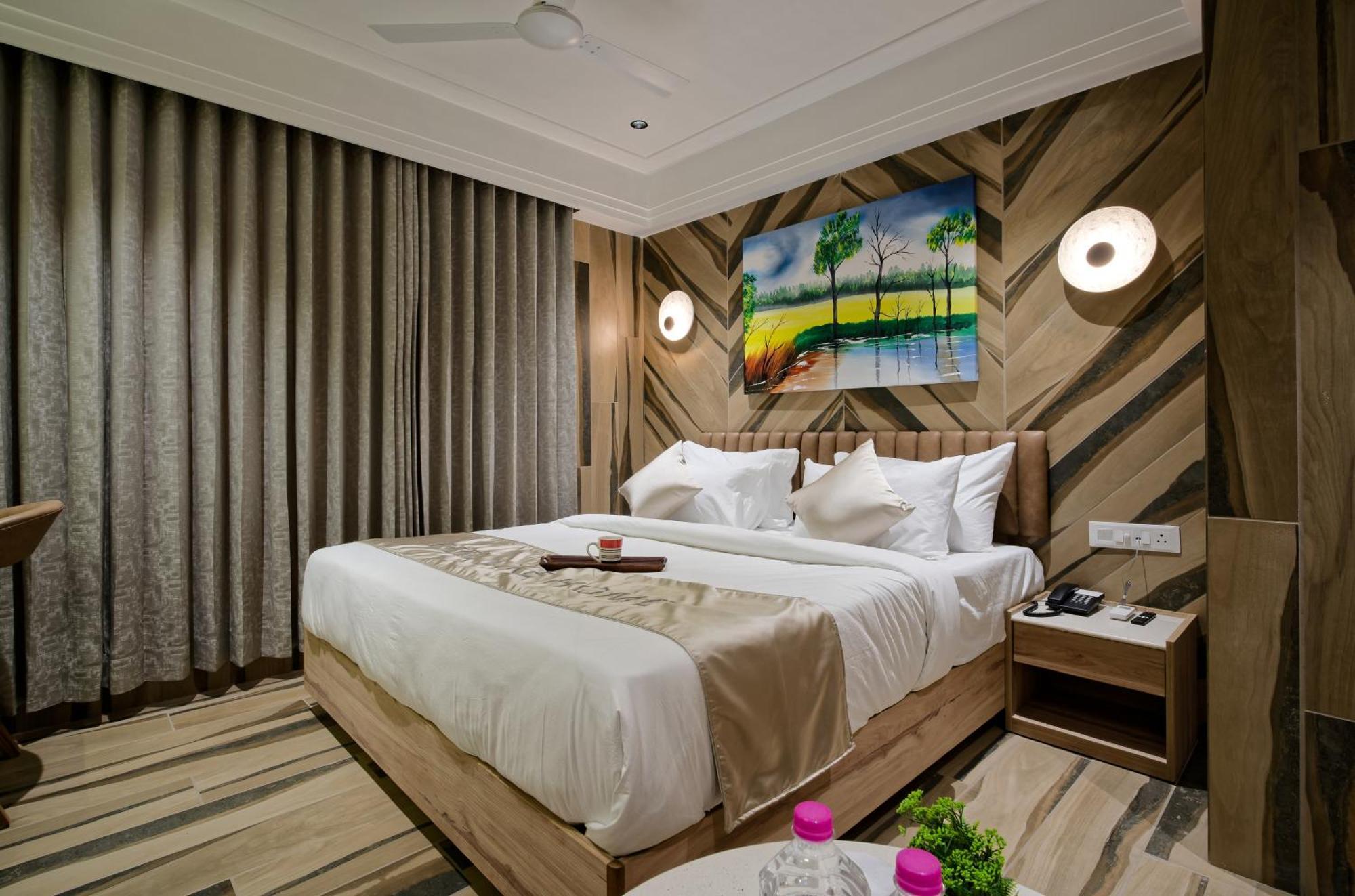 Hotel Golden Plaza Ahmadabad Zewnętrze zdjęcie